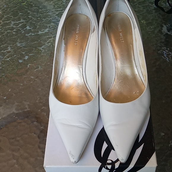 Woman's Shoe. CLEARANCE - Picture 1 of 6
